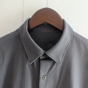Outlier Freepivot Buttondown